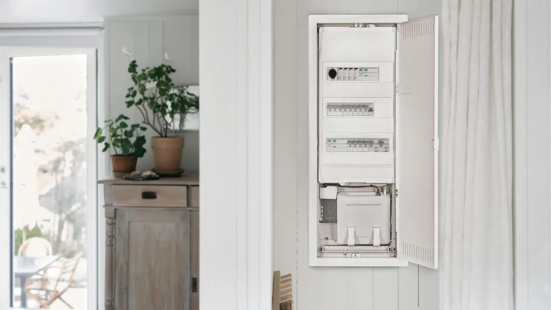 Professionellt installerad modern elcentral med automatsäkringar och jordfelsbrytare