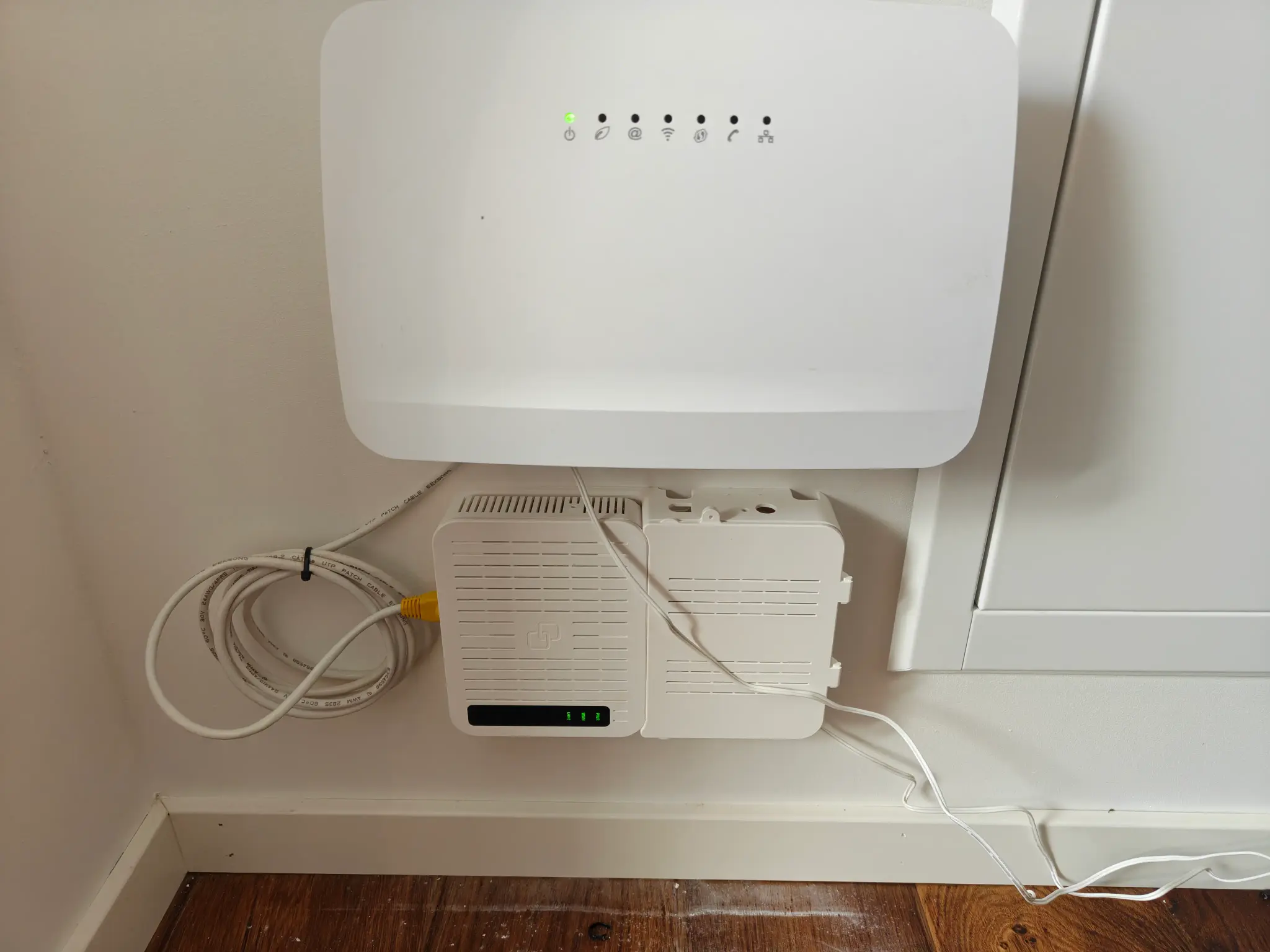 Snygg installation vid flytt av fiberbox och mediakonverter i bostad