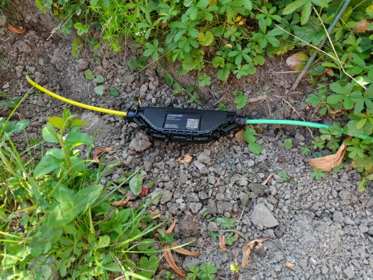 Professionell fusionsskarvning av optisk fiberkabel i tät skarvbox
