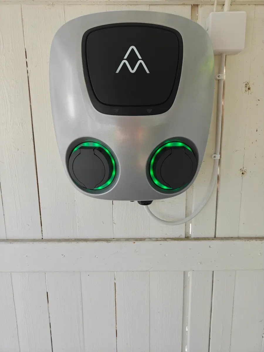 Charge Amps Aura